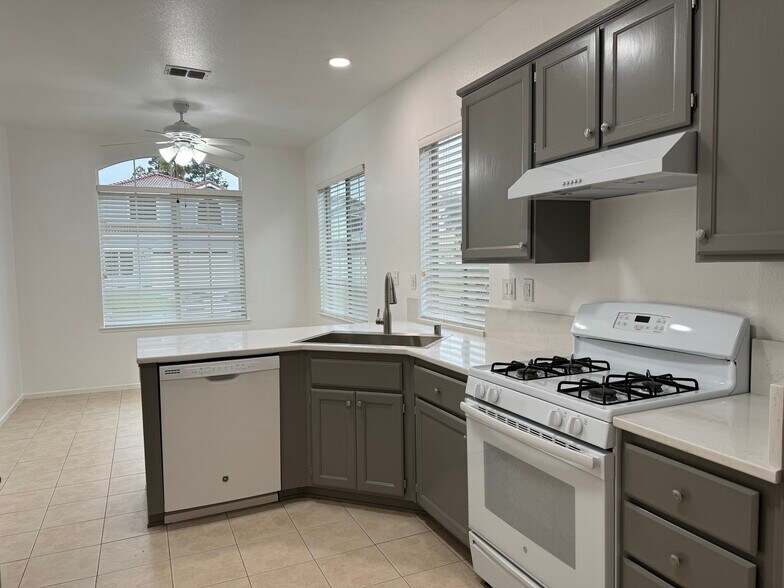 Building Photo - 905 Sapphire Cir