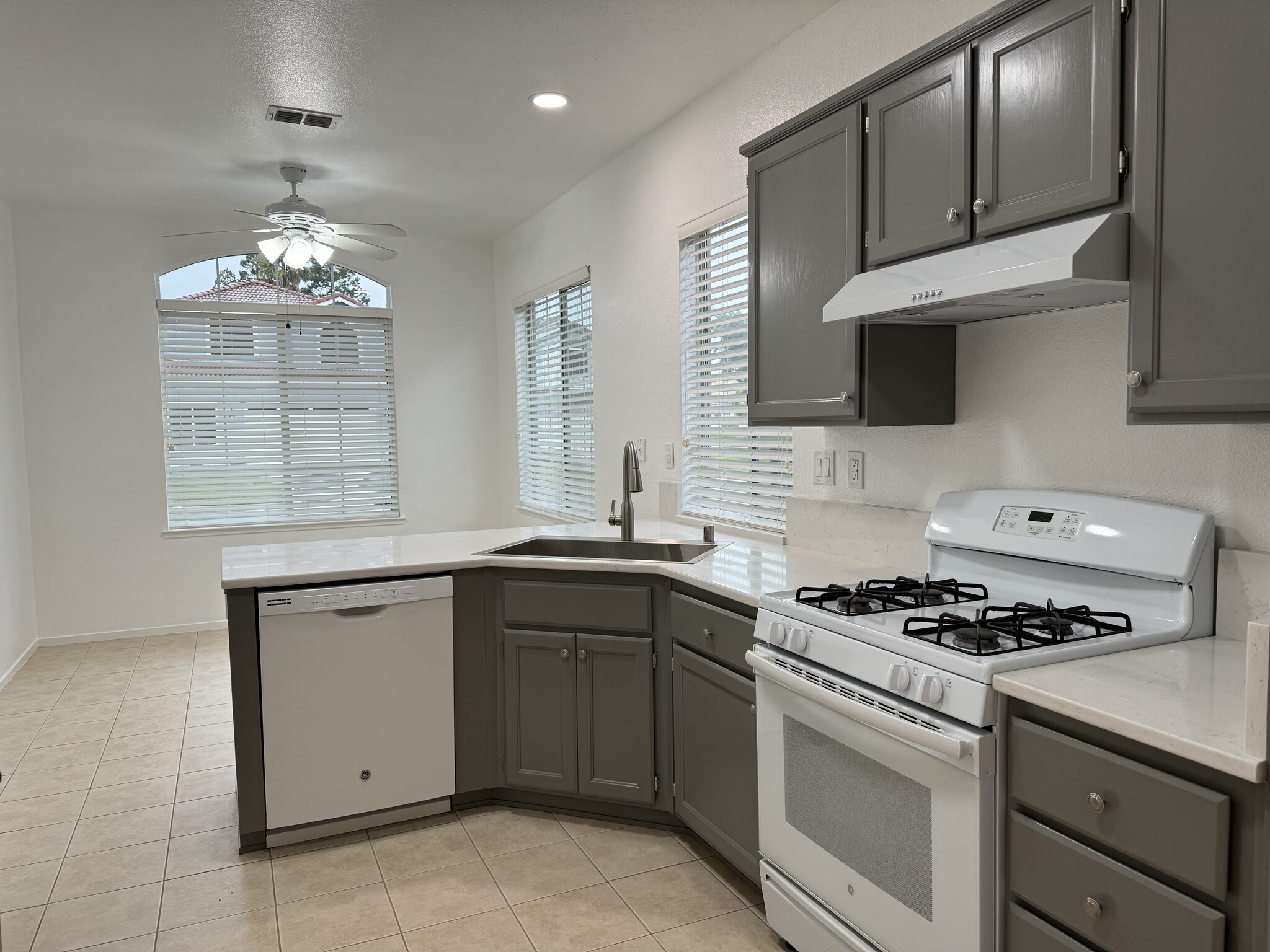 Building Photo - 905 Sapphire Cir