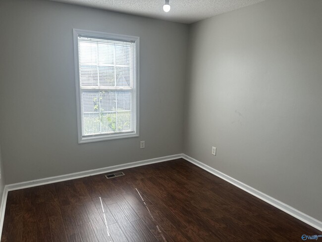 Building Photo - 196 Hollington Dr NE