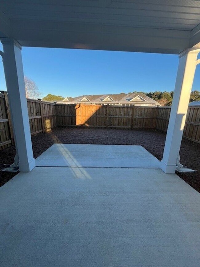 Building Photo - Brand New 3 bedroom 2.5 bath townhome in Leland area