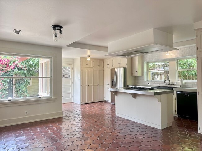 Building Photo - Meticulously Restored 1920s Craftsman on a Private, Hedged Lot | Pet Friendly!