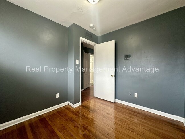 Building Photo - Beautiful Mid-Century 3 Bedroom Steps from...