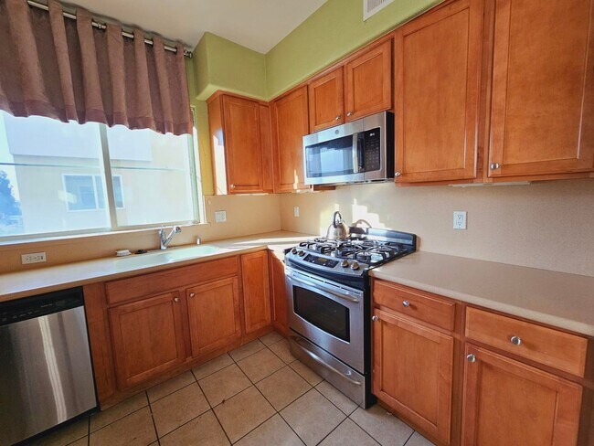 Building Photo - Modern Spacious Townhome in San Pablo