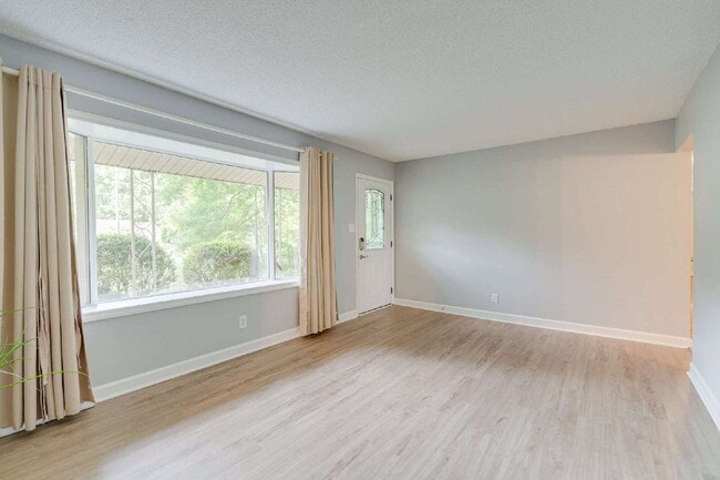 Building Photo - Spacious 3-Bed Ranch Living in Hillsborough