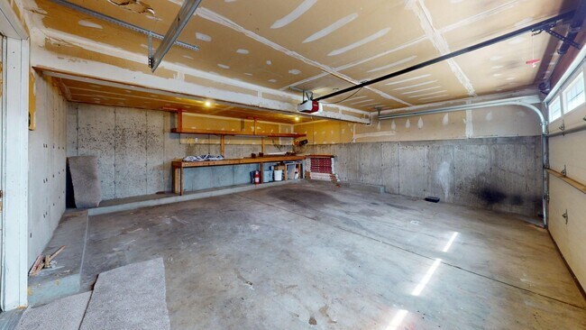 Building Photo - Freshly Updated Gem in Desirable East Side Sandy