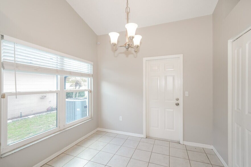 Building Photo - 2047 Sarah Louise Dr