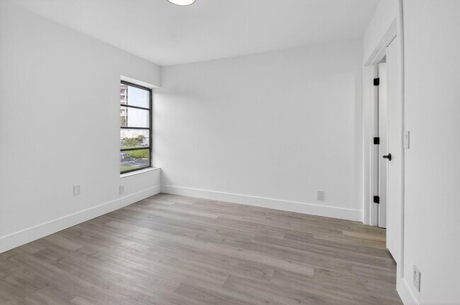 Building Photo - 14475 Strathmore Ln