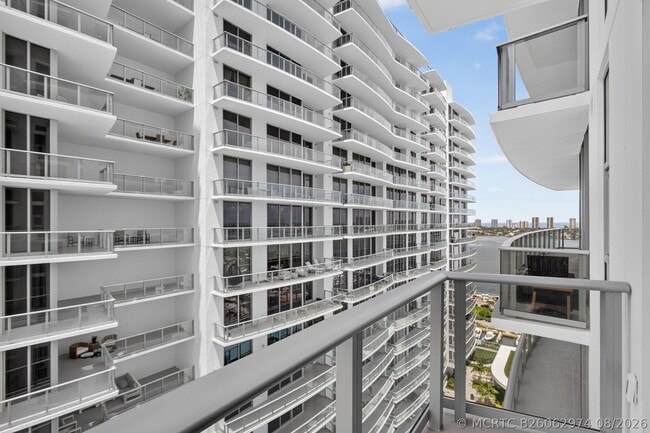 Building Photo - 220 Lake Shore Dr