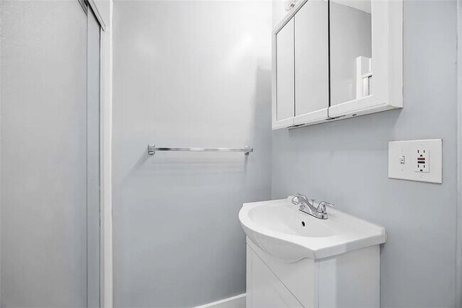 Building Photo - Beautiful 3 bedroom, 2 full bathroom home for rent in the Oakland area AVAILABLE NOW!