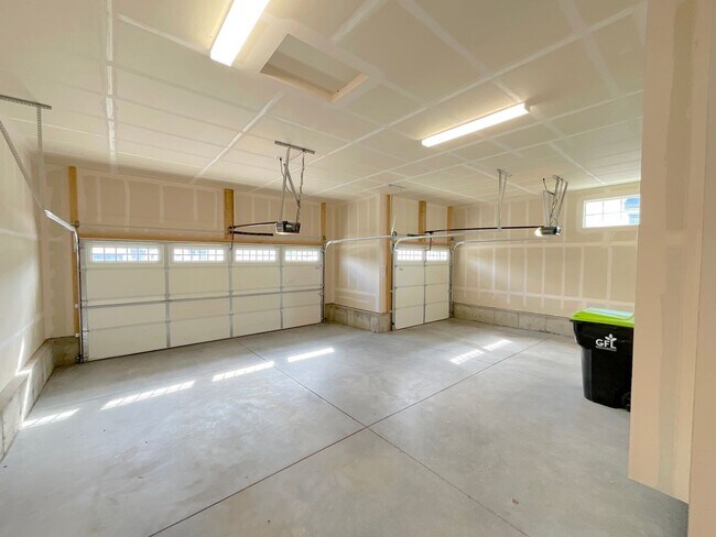 Building Photo - 5 Bedroom Home Available Near Baptist Rd &...