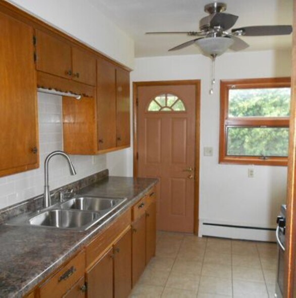 Building Photo - 112 E Dean Ave