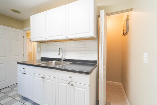 Building Photo - Spacious Split-Level with In-Law Suite & B...