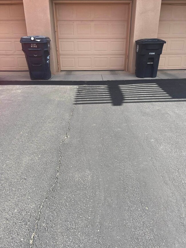 Building Photo - 2 bed 2 bath Townhome with Garage Coming S...
