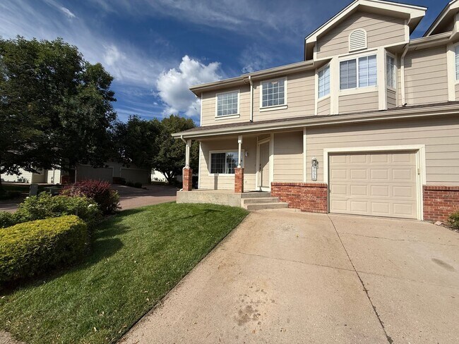 Building Photo - Beautiful 2 Bedroom Townhome- Minutes from...