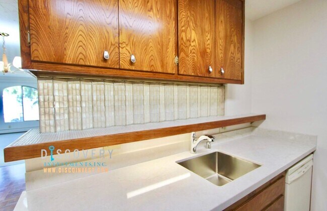 Building Photo - Spacious One Plus Bedroom Condominum off Broadway Terrace