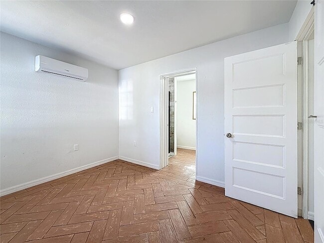 Building Photo - 5810 Tangerine Ave S