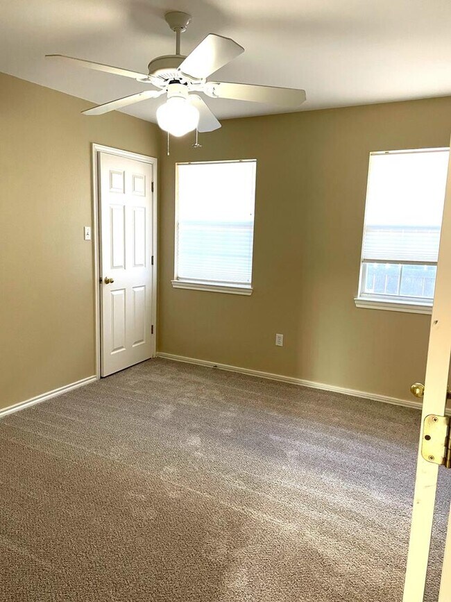 Building Photo - 208 Coronado Cir