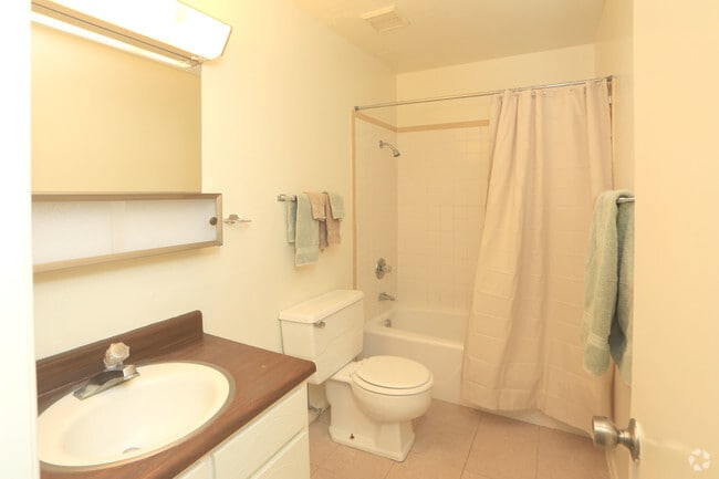 Studio- Bathroom - Don Quixote Apartments