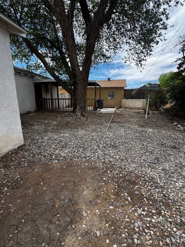 Building Photo - Near UNM. 3 Bedroom 2 bath