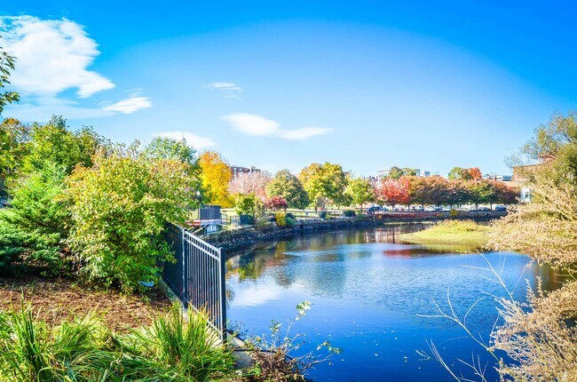 Building Photo - 10 4th St