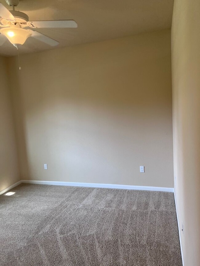 Building Photo - 3 bedroom, 2 bathroom house located in the desirable neighborhood