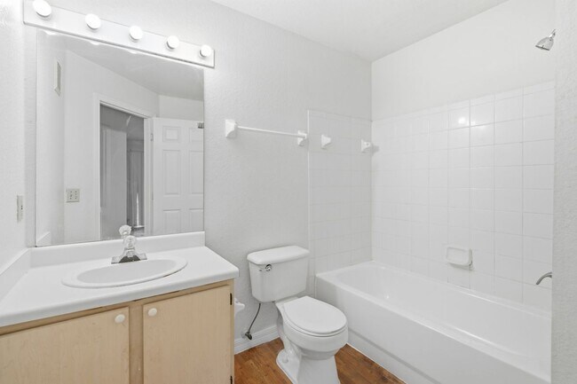 Building Photo - 4240 Summer Landing Dr