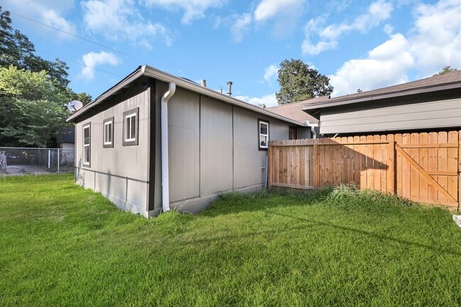 Building Photo - Newley remodeled 2 bedroom