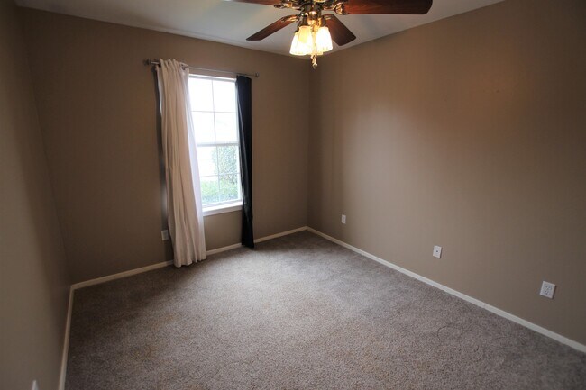 Building Photo - 447 Redbud Cir