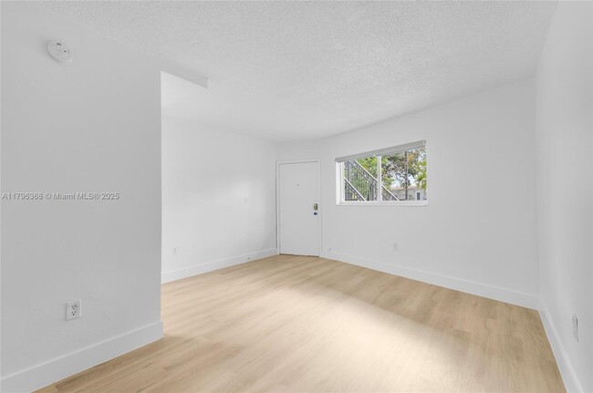 Building Photo - 13880 NE 20th Pl