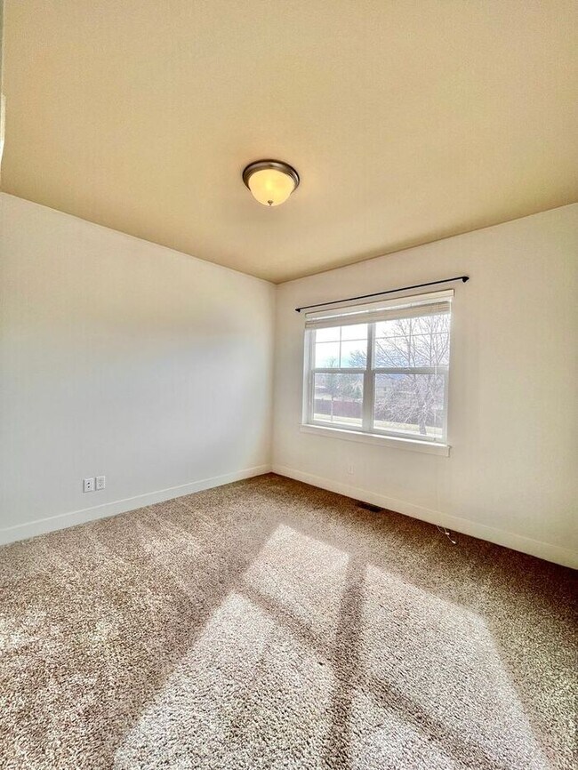 Building Photo - 3 Bedroom / 2.5 Bath Condo with 1 car attached garage in Fossil Lake Subdivision in Fort Collins, CO