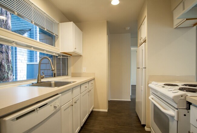 Building Photo - Gorgeous & Bright 1-Bed w/ Wood-Burning Fireplace, W/D, & Private Patio!