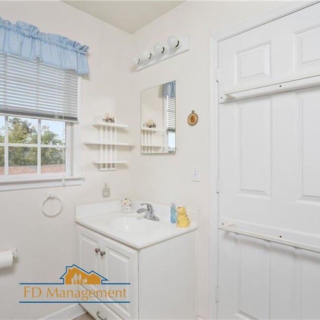 Building Photo - 3 Bedroom 2 Bathroom Home - Near Buckroe B...