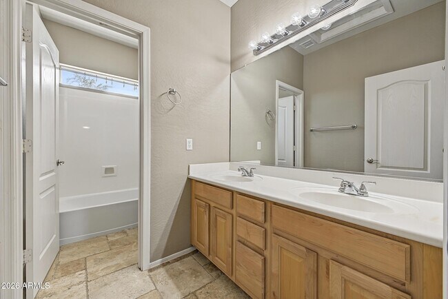 Building Photo - 1433 E Canyon Creek Dr