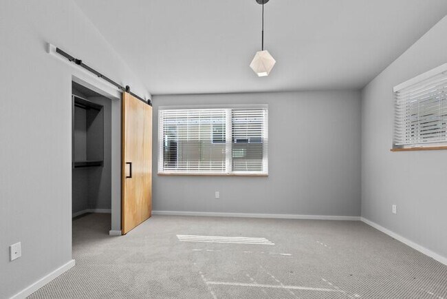 Building Photo - Stunning Othello Park Designer Townhome with Air Conditioning