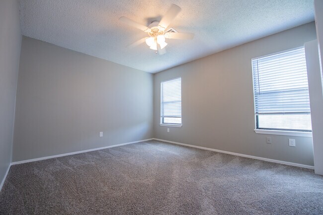 Building Photo - 2305 E Kantz Cv
