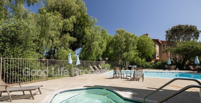 Building Photo - 2564 Navarra Dr