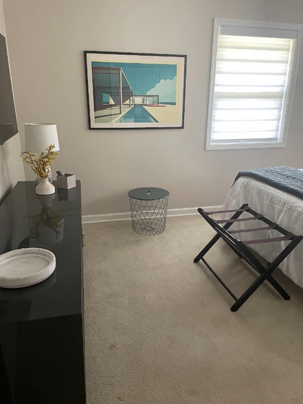 Building Photo - 3737 Lakeshore Dr