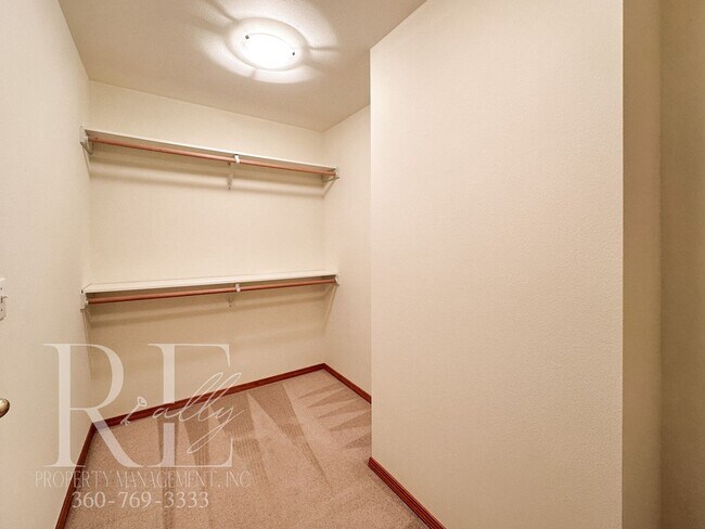 Building Photo - Fantastic Private Lakefront Rambler