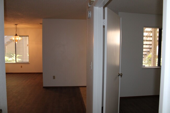 Building Photo - Downstairs 2 Bedroom, 1 Bathroom Hercules ...