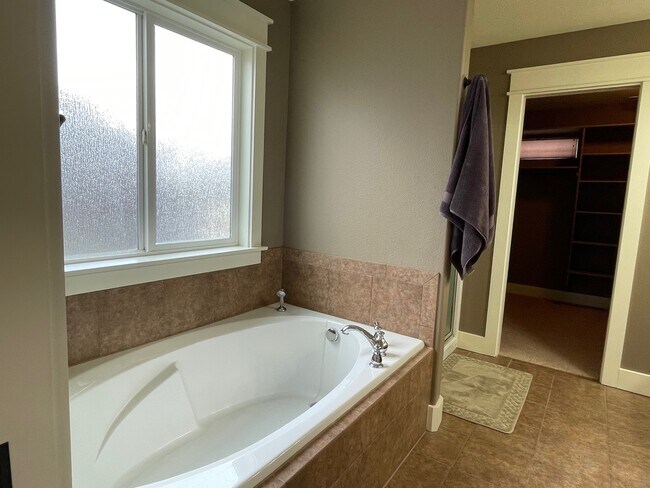 Building Photo - 2725 S Groom Way
