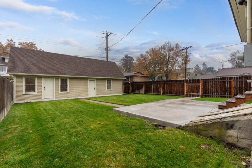 Building Photo - 1728 W 11th Ave