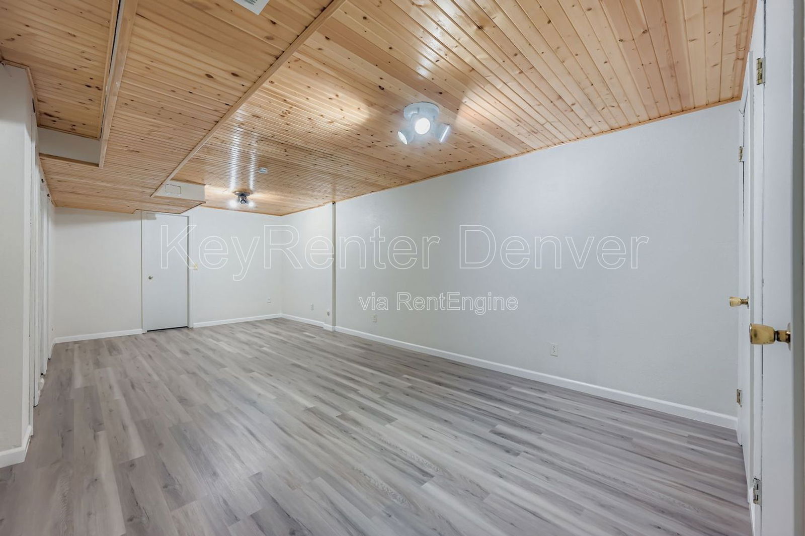 Building Photo - 10587 W Maplewood Dr