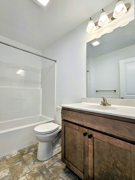 Building Photo - 394 Hensley St