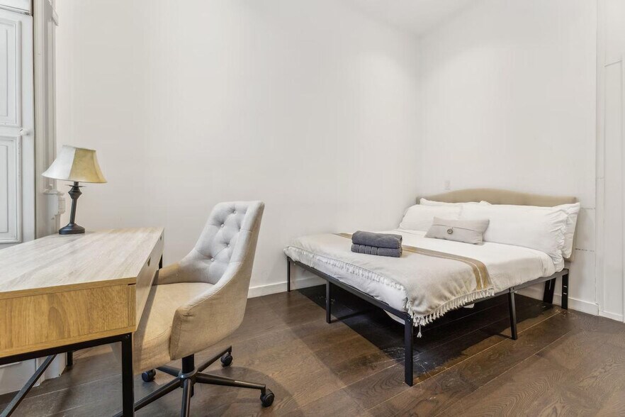 Building Photo - 60 E 56th St