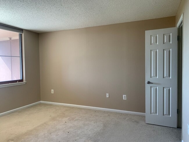 Building Photo - Rarely Available Penthouse 1BD/1BA in Gros...