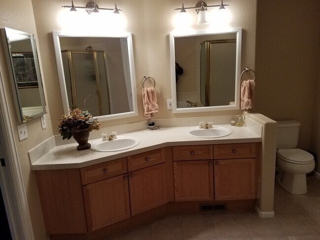 Building Photo - 9484 Southern Hills Cir.