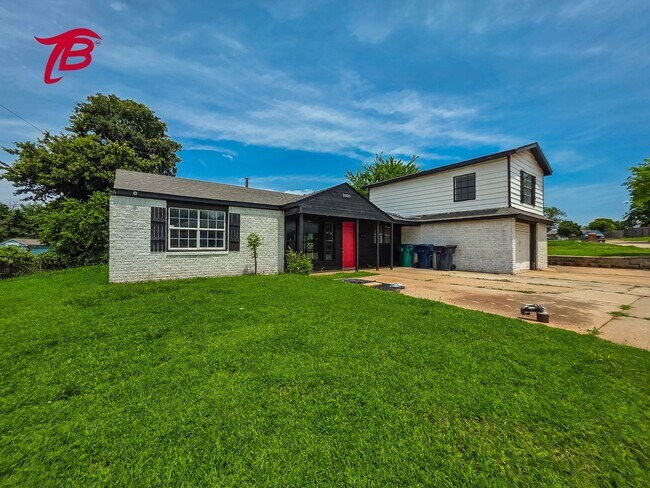 Building Photo - Spacious Split-Level 4-Bedroom Home with T...