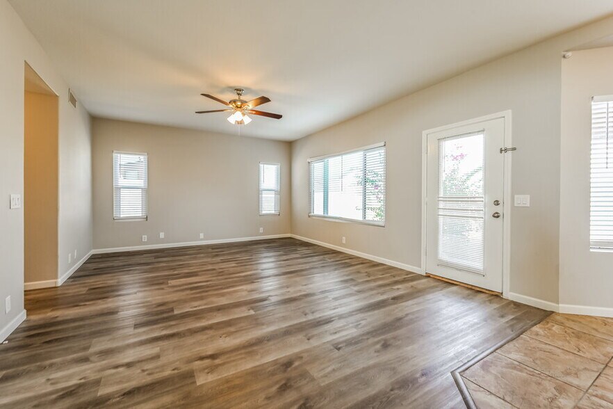 Building Photo - 2110 E Behrend Dr