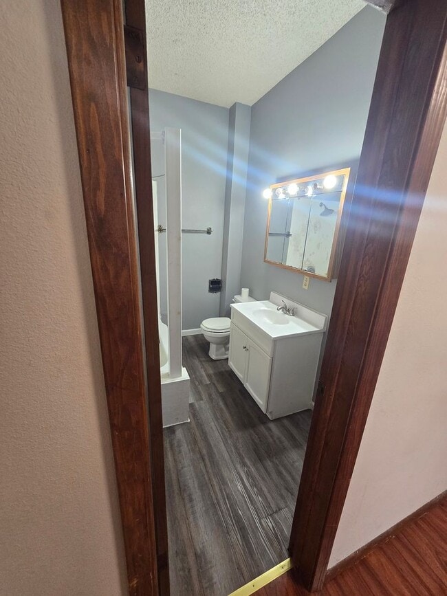 Building Photo - For Rent: Cozy 2 Bedroom, 1 Bathroom Singl...