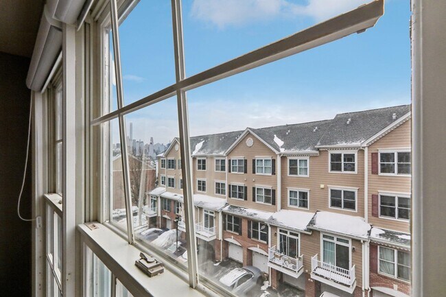 Building Photo - 273 Roslyn Ct